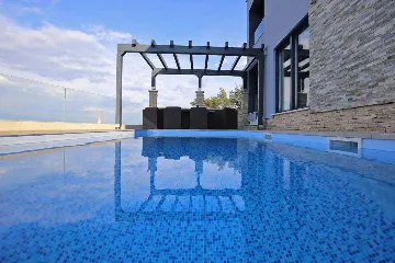 Modern 4-Bedroom Villa with Heated Pool in Nin