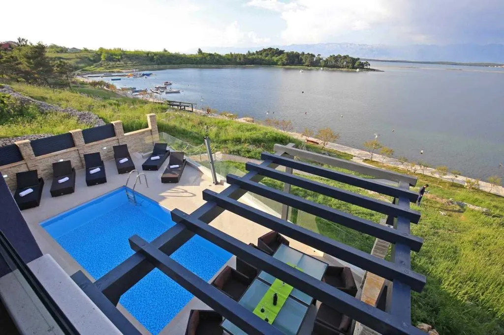 Modern 4-Bedroom Villa with Heated Pool in Nin