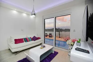 Modern 4-Bedroom Villa with Heated Pool in Nin