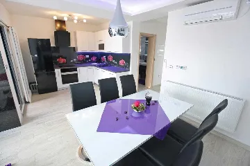 Modern 4-Bedroom Villa with Heated Pool in Nin