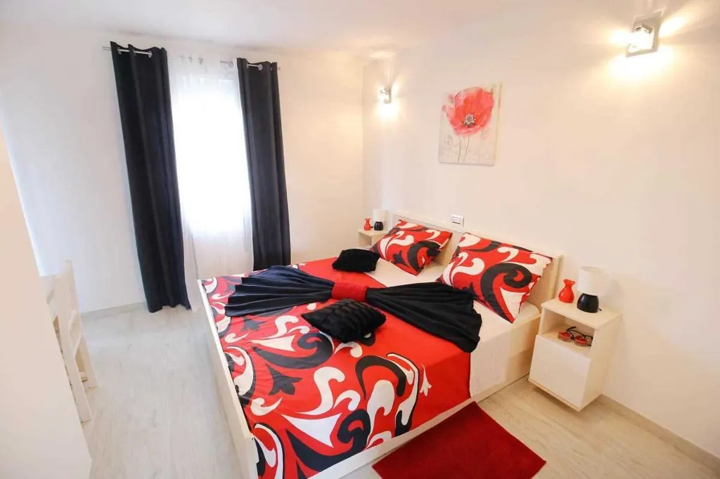 Modern 4-Bedroom Villa with Heated Pool in Nin