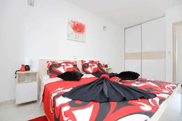 Modern 4-Bedroom Villa with Heated Pool in Nin