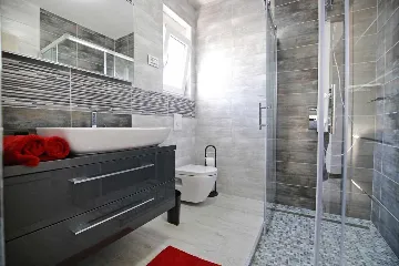 Modern 4-Bedroom Villa with Heated Pool in Nin