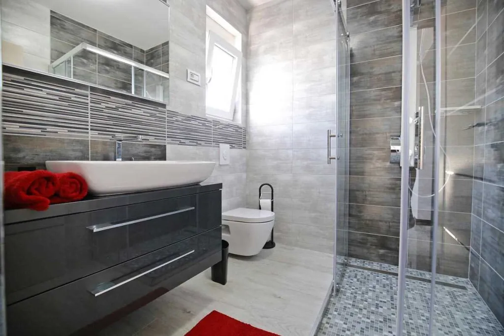 Modern 4-Bedroom Villa with Heated Pool in Nin