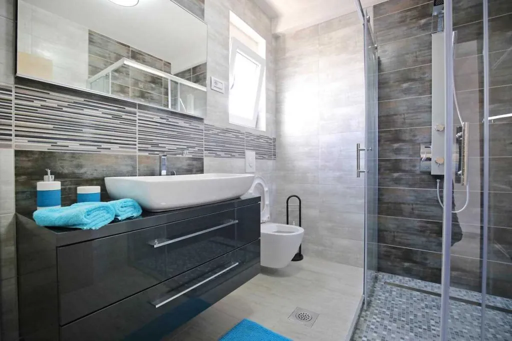Modern 4-Bedroom Villa with Heated Pool in Nin