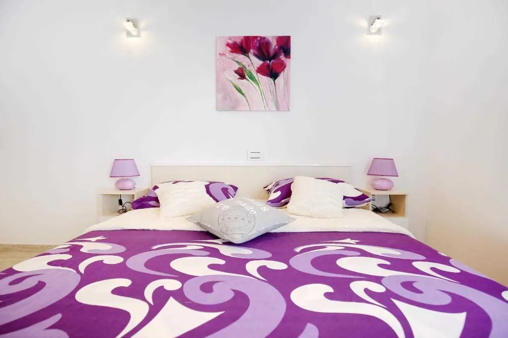 Modern 4-Bedroom Villa with Heated Pool in Nin