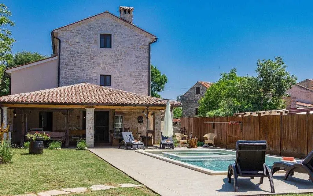Manjadvorci 6-Bedroom Villa for Up to 17 Guests
