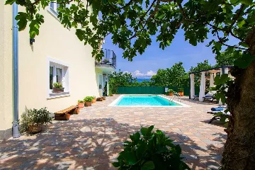 4-Bedroom Villa in Donja Hlapa for 8 Guests