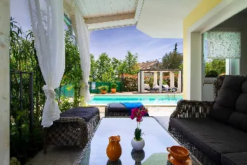 4-Bedroom Villa in Donja Hlapa for 8 Guests