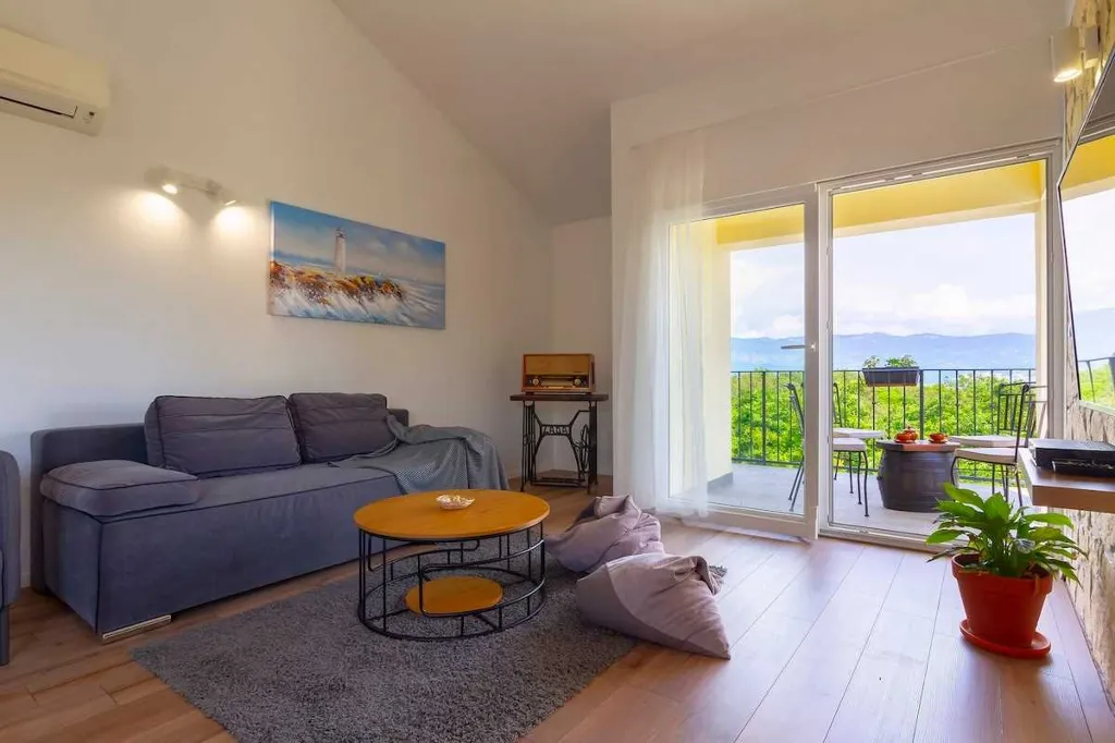 4-Bedroom Villa in Donja Hlapa for 8 Guests