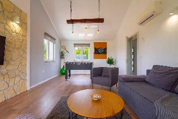 4-Bedroom Villa in Donja Hlapa for 8 Guests