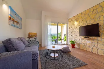 4-Bedroom Villa in Donja Hlapa for 8 Guests