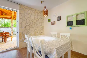 4-Bedroom Villa in Donja Hlapa for 8 Guests