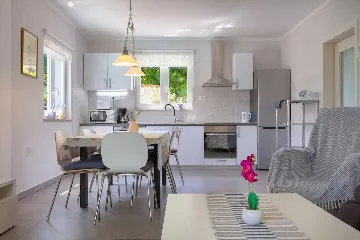 4-Bedroom Villa in Donja Hlapa for 8 Guests