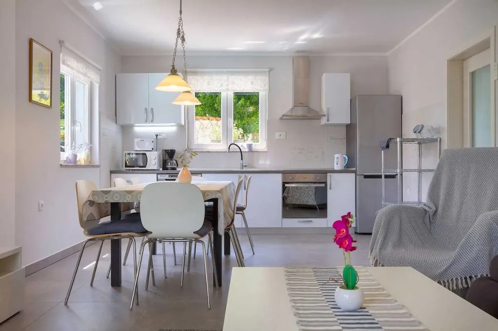 4-Bedroom Villa in Donja Hlapa for 8 Guests