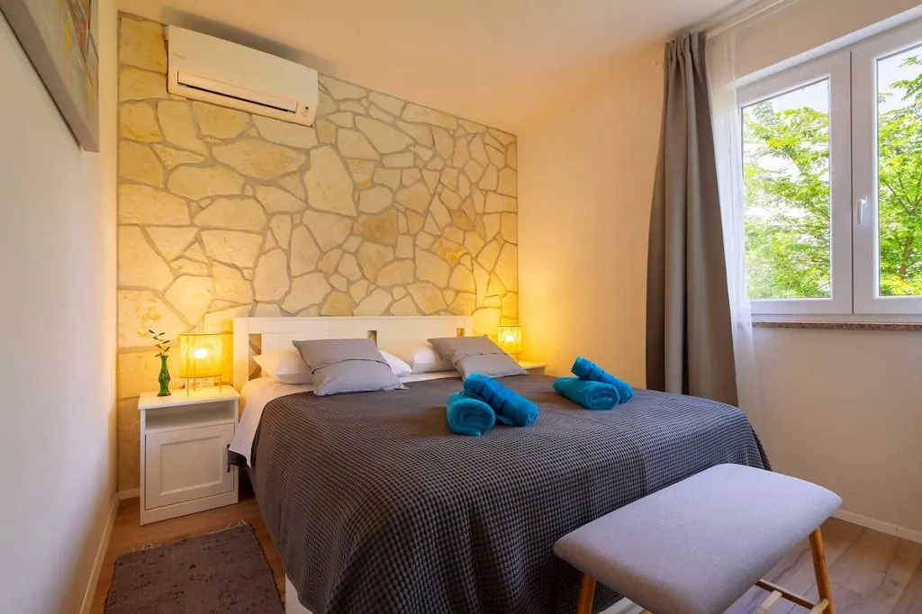 4-Bedroom Villa in Donja Hlapa for 8 Guests
