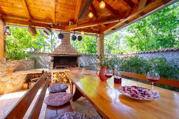 4-Bedroom Villa in Donja Hlapa for 8 Guests