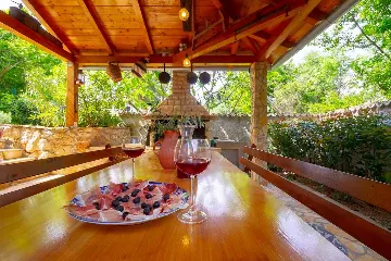 4-Bedroom Villa in Donja Hlapa for 8 Guests