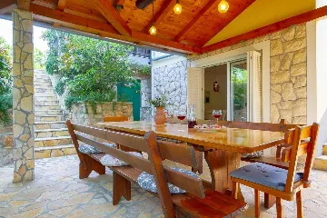 4-Bedroom Villa in Donja Hlapa for 8 Guests