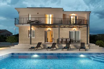 4-Bedroom Villa with Heated Pool in Murvica