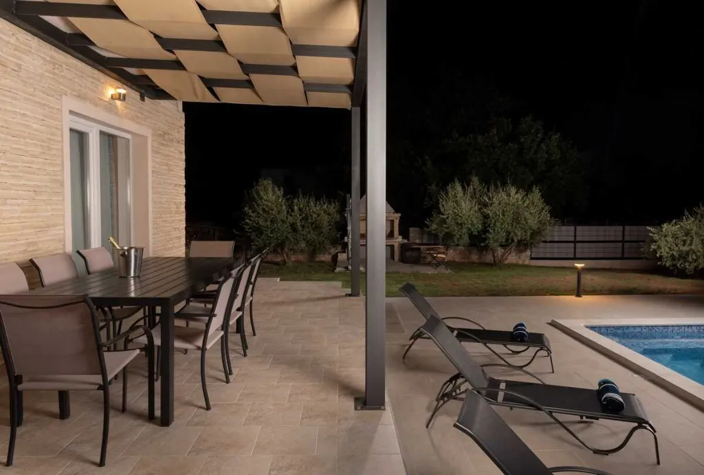 4-Bedroom Villa with Heated Pool in Murvica