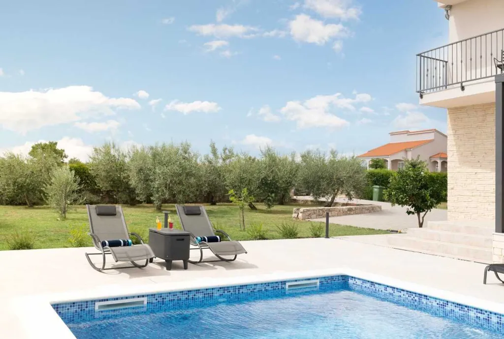4-Bedroom Villa with Heated Pool in Murvica