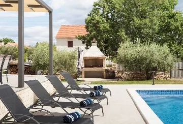 4-Bedroom Villa with Heated Pool in Murvica