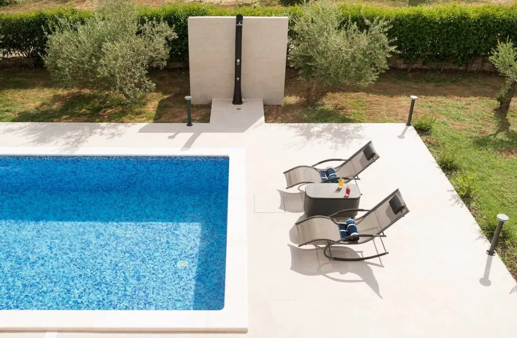 4-Bedroom Villa with Heated Pool in Murvica