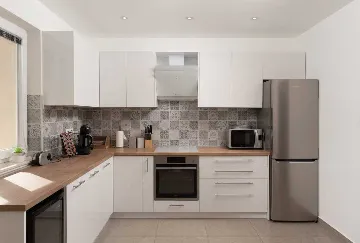 4-Bedroom Villa with Heated Pool in Murvica