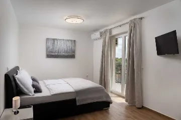 4-Bedroom Villa with Heated Pool in Murvica