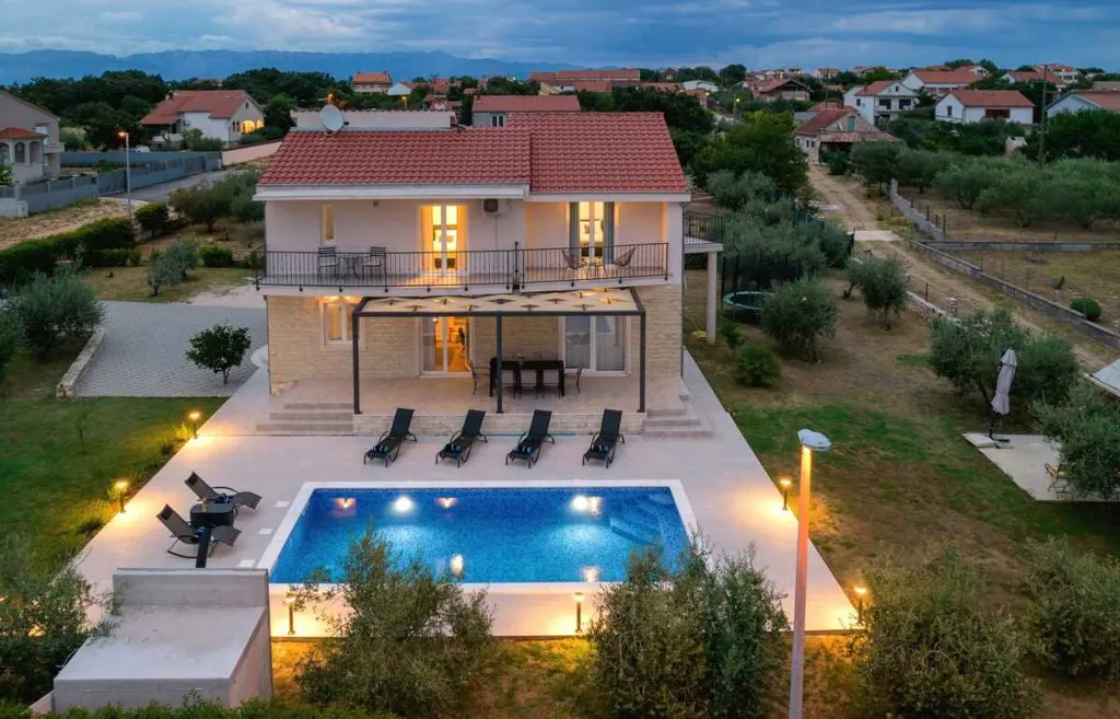 4-Bedroom Villa with Heated Pool in Murvica