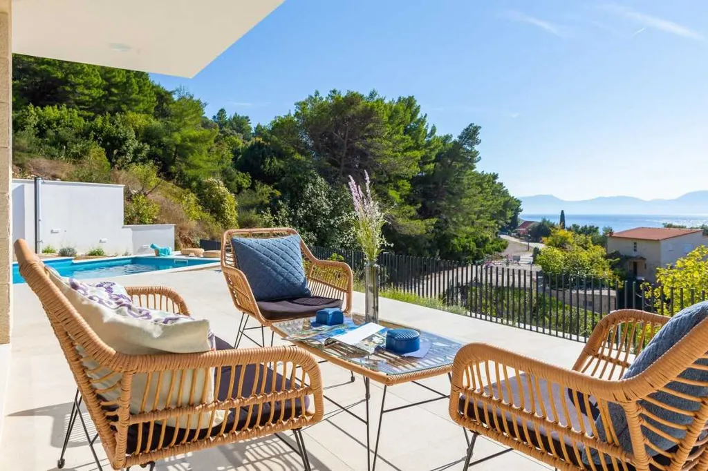 3-Bedroom Villa with Pool and Sea View in Zaostrog