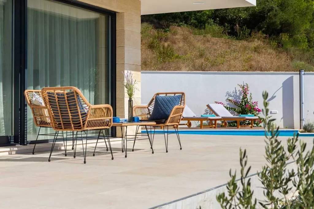 3-Bedroom Villa with Pool and Sea View in Zaostrog