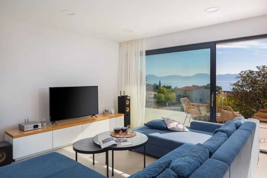 3-Bedroom Villa with Pool and Sea View in Zaostrog