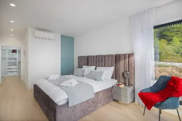 3-Bedroom Villa with Pool and Sea View in Zaostrog