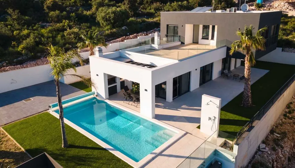 4-Bedroom Villa in Marina with Heated Pool
