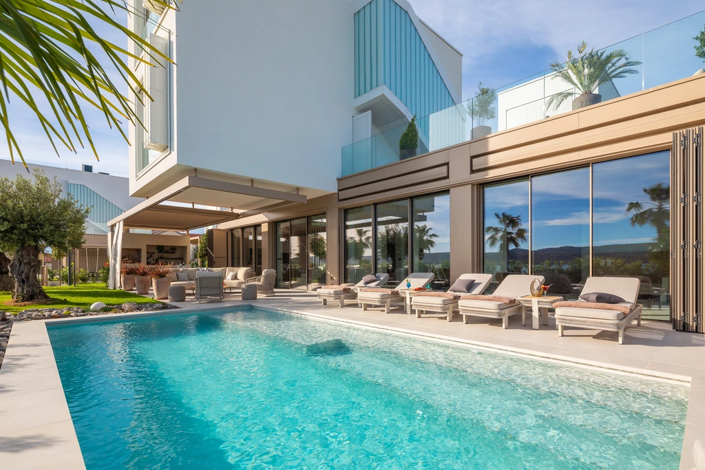 4-Bedroom Villa with Private Pool in Turanj