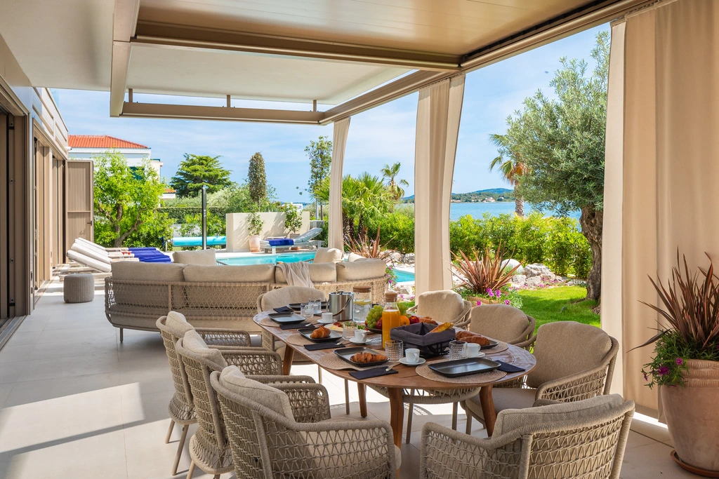 4-Bedroom Villa with Private Pool in Turanj