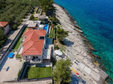 Seafront Villa with Pool & Jacuzzi in Korčula