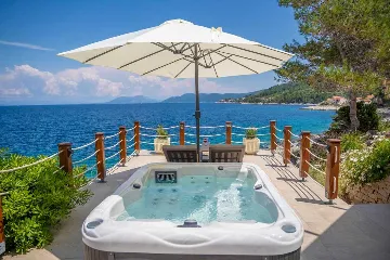 Seafront Villa with Pool & Jacuzzi in Korčula