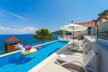Seafront Villa with Pool & Jacuzzi in Korčula