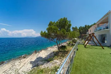 Seafront Villa with Pool & Jacuzzi in Korčula