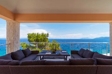 Seafront Villa with Pool & Jacuzzi in Korčula