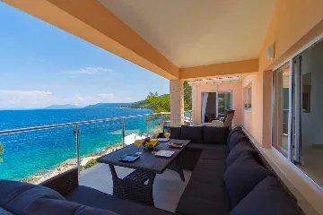 Seafront Villa with Pool & Jacuzzi in Korčula