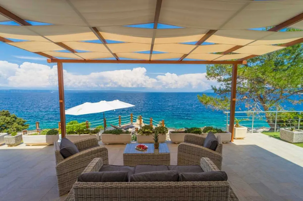 Seafront Villa with Pool & Jacuzzi in Korčula