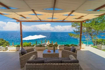 Seafront Villa with Pool & Jacuzzi in Korčula