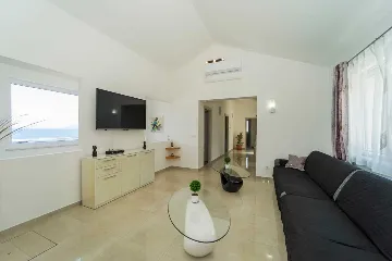 Seafront Villa with Pool & Jacuzzi in Korčula