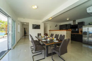 Seafront Villa with Pool & Jacuzzi in Korčula