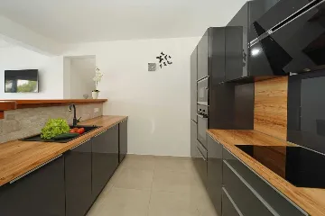 Seafront Villa with Pool & Jacuzzi in Korčula