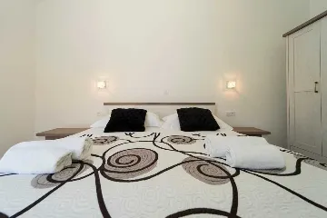 Seafront Villa with Pool & Jacuzzi in Korčula